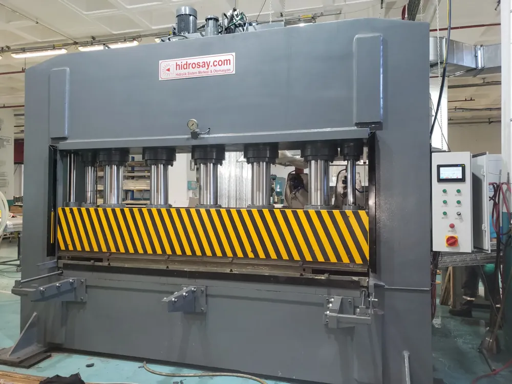 Presse hydraulique Hidrosay et pupitre de commande dans la zone de production
