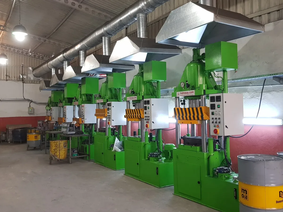 Presses hydrauliques Hidrosay installées côte à côte dans la zone de production